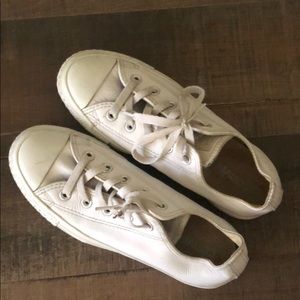 White leather converse Chuck Taylor’s